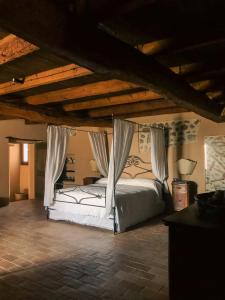 - une chambre avec un lit à baldaquin dans l'établissement B&B Cascina Mattarelle, à Monzambano