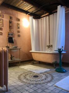 La salle de bains est pourvue d'une baignoire avec rideau de douche. dans l'établissement B&B Cascina Mattarelle, à Monzambano