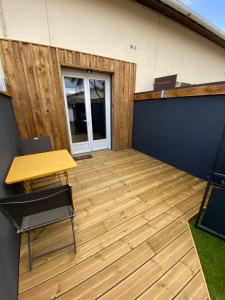 een vergaderzaal met een tafel en een tafel en stoelen bij Chez James in Gujan-Mestras