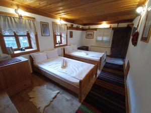 Habitación pequeña con 2 camas en una habitación en Къща за гости Кануш войвода en Kovachevitsa