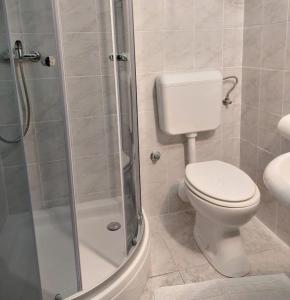een badkamer met een toilet en een douche bij Apartments Marija Anchor in Zadar