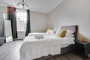 um quarto com uma grande cama branca e uma janela em Large Deluxe City Centre Apartment - Goergian Townhouse- Rodney St em Liverpool