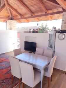 Televisyen dan/atau pusat hiburan di Charming house in Jezera + Balcony +4 gambar