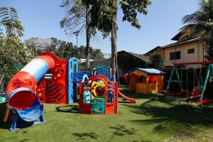 a park with a playground with a play equipment at Condomínio Acqua de Riviera - Módulo 3 in Riviera de São Lourenço