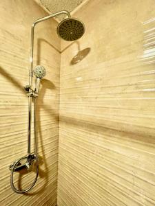 y baño con ducha con cabezal de ducha. en Hostel Best Stay en Madrid