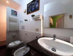 y baño con lavabo, aseo y espejo. en 50 Passi Colosseo Apartment, en Roma