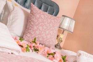 A bed or beds in a room at Stratos Deluxe Apartments