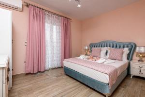 A bed or beds in a room at Stratos Deluxe Apartments