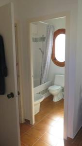 a bathroom with a toilet and a shower with a window at Bungalow in Moorse stijl in El Campello
