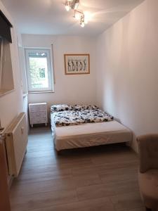 Schlafzimmer mit einem Bett und einem Fenster in der Unterkunft Wohnung in der zentrale Lage bis zu 5 Personen in Leipzig