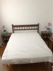 Postel nebo postele na pokoji v ubytování Bungalow in Moorse stijl