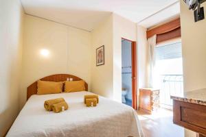 1 dormitorio con 1 cama con 2 toallas en Residencial Capri by Umbral, en Albufeira