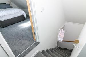 a hallway with a door leading to a bedroom at The Oldtown Lodge in Stevenage