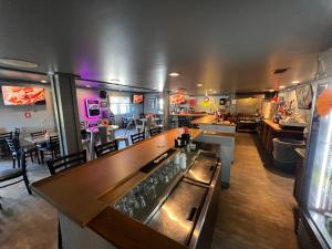 um restaurante com um bar e uma área de refeições em Pebbles Suite above Bedrock Tavern em Sandusky