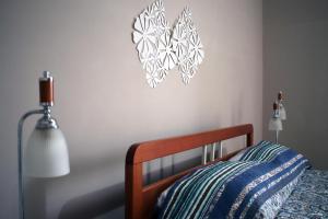 B&b Vista Etna في رانداتسو: غرفة نوم بسرير وبطانية زرقاء وبيضاء