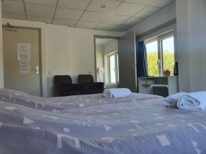 Cette chambre comprend un grand lit avec des draps bleus. dans l'établissement Hotel Restaurant Sence, à Burgh-Haamstede