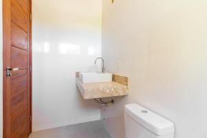 Un baño con lavabo e inodoro en Apartamento em Arraial, en Arraial d'Ajuda 56 fotos más