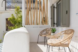 d'une terrasse avec deux chaises et une table. dans l'établissement En Lefko boutique house, à Naxos Chora
