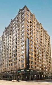 a large building on the corner of a street at 21c Museum Hotel Chicago in Chicago