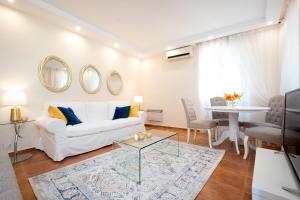 Posedenie v ubytovaní Old Town Gem - Elegant Guilford Apartment
