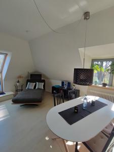 uma sala de estar com uma mesa e uma cama em Bramaublick em Hitzhusen