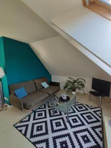 uma sala de estar com um sofá e um tapete em Bramaublick em Hitzhusen