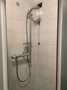 La salle de bains est pourvue d'une douche avec une porte en verre. dans l'établissement VIA BRASCHI SESSANTASEI, à Cesena
