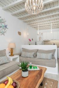 - un salon avec un canapé et une table dans l'établissement En Lefko boutique house, à Naxos Chora