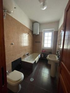 a bathroom with a tub and a toilet and a sink at il casale di Bruno e Pina in Pantana