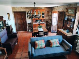 sala de estar con sofá azul y mesa en Casa Cabreiros de Cima en Melgaço