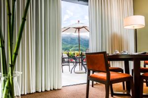 Habitación con mesa, sillas y vistas a un balcón. en Lidotel Valencia en Valencia