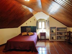 1 dormitorio con cama roja en el ático en Casa Cabreiros de Cima en Melgaço