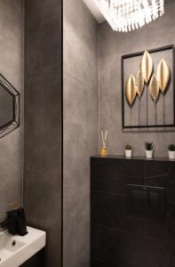 y baño con lavabo y espejo. en ClickTheFlat Conrada Apart Rooms en Varsovia