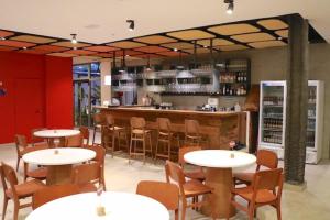 un restaurant avec des tables et des chaises ainsi qu'un bar dans l'établissement Hotel Del Fiol, à Tatuí