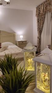 锡吉什瓦拉Casa Hetrea的一间卧室配有一张床和两个玻璃容器,配有圣诞灯