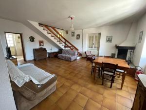 a living room with a couch and a table at il casale di Bruno e Pina in Pantana