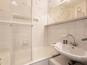 La salle de bains blanche est pourvue d'un lavabo et d'une douche. dans l'établissement Studio La Clusaz, 1 pièce, 4 personnes - FR-1-437-6, à La Clusaz