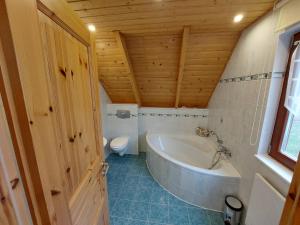 Koupelna v ubytování Ferienwohnung zur Saaleaue + 14 fotografií