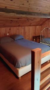 Katil atau katil-katil dalam bilik di Maisonnette chaleureuse de 35m2