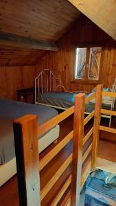 Katil dua tingkat atau katil-katil dua tingkat dalam bilik di Maisonnette chaleureuse de 35m2