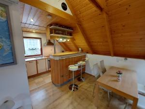 Ferienwohnung zur Saaleaue في Wettin: مطبخ مع طاولة وسقف خشبي