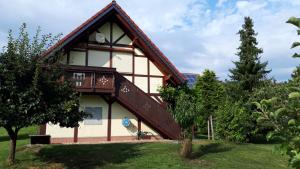 une maison avec un toit en gambrel dans l'établissement Ferienwohnung zur Saaleaue, à Wettin