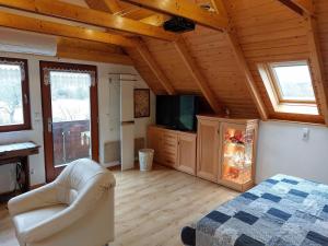 Habitación con cama y chimenea. en Ferienwohnung zur Saaleaue en Wettin