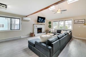 uma sala de estar com um sofá e uma lareira em Spacious Lake Ariel Home with Community Amenities! em Hamlin