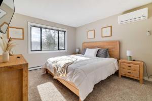 Un dormitorio con una cama grande y una ventana en Spacious Lake Ariel Home with Community Amenities!, en Hamlin