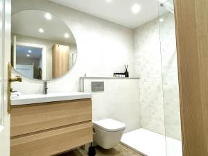 Kúpeľňa v ubytovaní Stunning direct sea views 2 bed apartment at Balcon de Benamádena by Solrentspain Stays