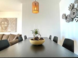 Posedenie v ubytovaní Stunning direct sea views 2 bed apartment at Balcon de Benamádena by Solrentspain Stays