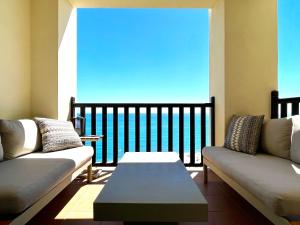 Balkón alebo terasa v ubytovaní Stunning direct sea views 2 bed apartment at Balcon de Benamádena by Solrentspain Stays