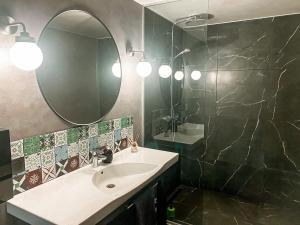 a bathroom with a sink and a mirror at Saarjärve Puhkemaja 32-le, 8 magamistuba in Tromsi