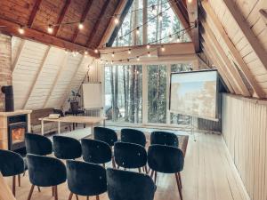 a conference room with chairs and a projection screen at Saarjärve Puhkemaja 32-le, 8 magamistuba in Tromsi